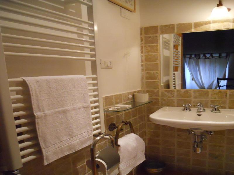 Guesthouse Runcini Dormire In Un Borgo Medievale image