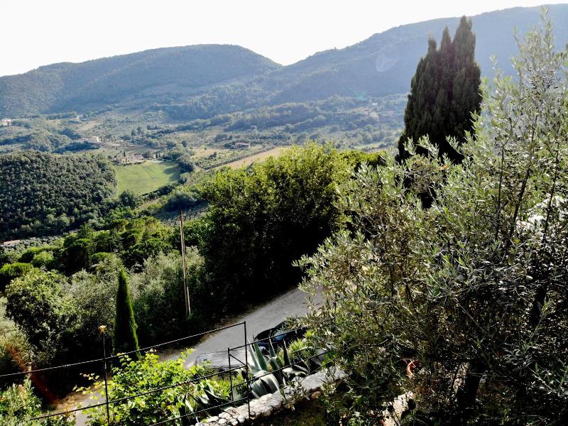 Guesthouse Runcini Dormire In Un Borgo Medievale image