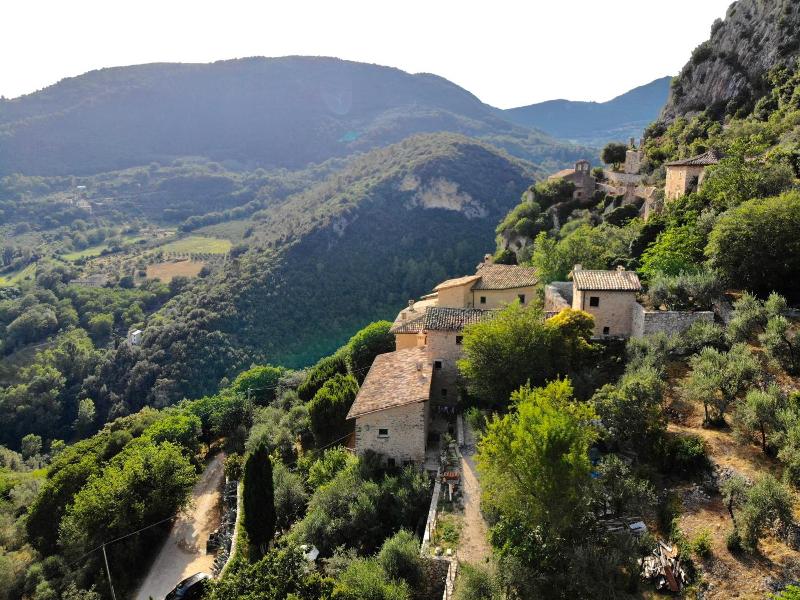 Guesthouse Runcini Dormire In Un Borgo Medievale image