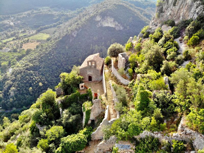 Guesthouse Runcini Dormire In Un Borgo Medievale image