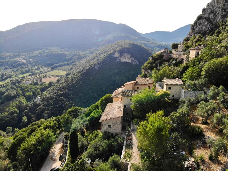 Guesthouse Runcini Dormire In Un Borgo Medievale image