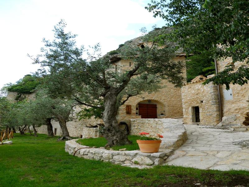 Guesthouse Runcini Dormire In Un Borgo Medievale image