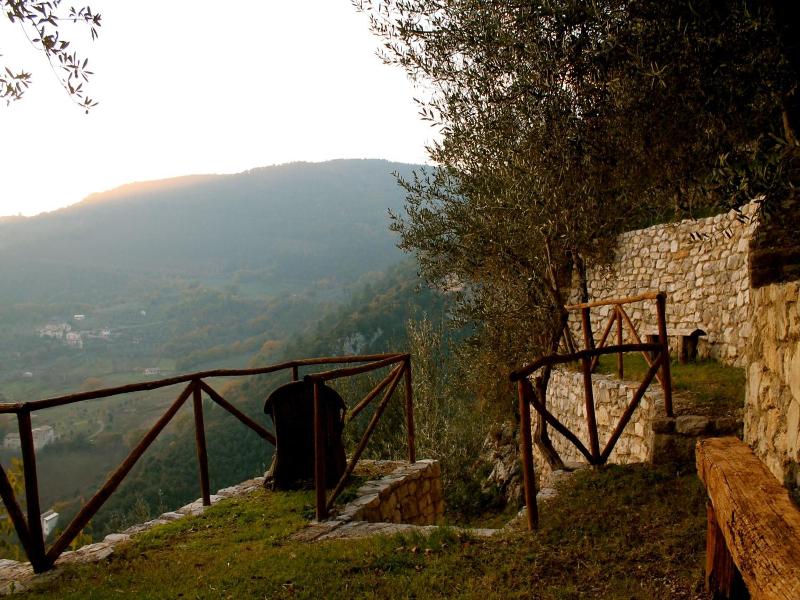 Guesthouse Runcini Dormire In Un Borgo Medievale image