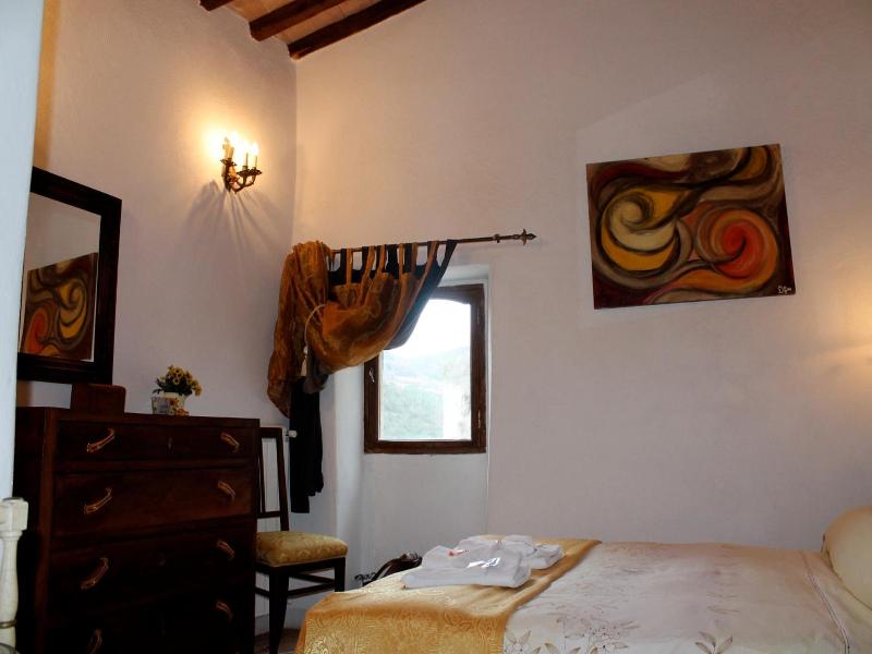 Guesthouse Runcini Dormire In Un Borgo Medievale image