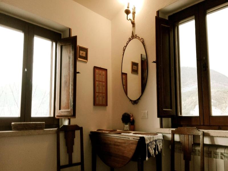 Guesthouse Runcini Dormire In Un Borgo Medievale image