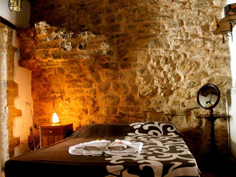 Guesthouse Runcini Dormire In Un Borgo Medievale image