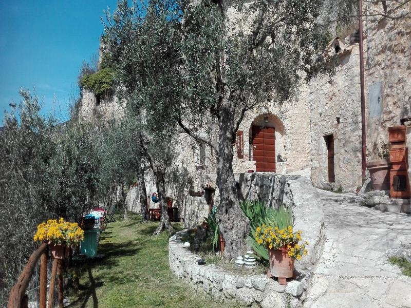 Guesthouse Runcini Dormire In Un Borgo Medievale image