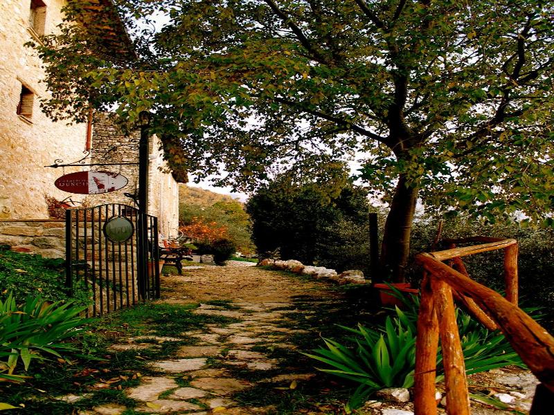 Guesthouse Runcini Dormire In Un Borgo Medievale image