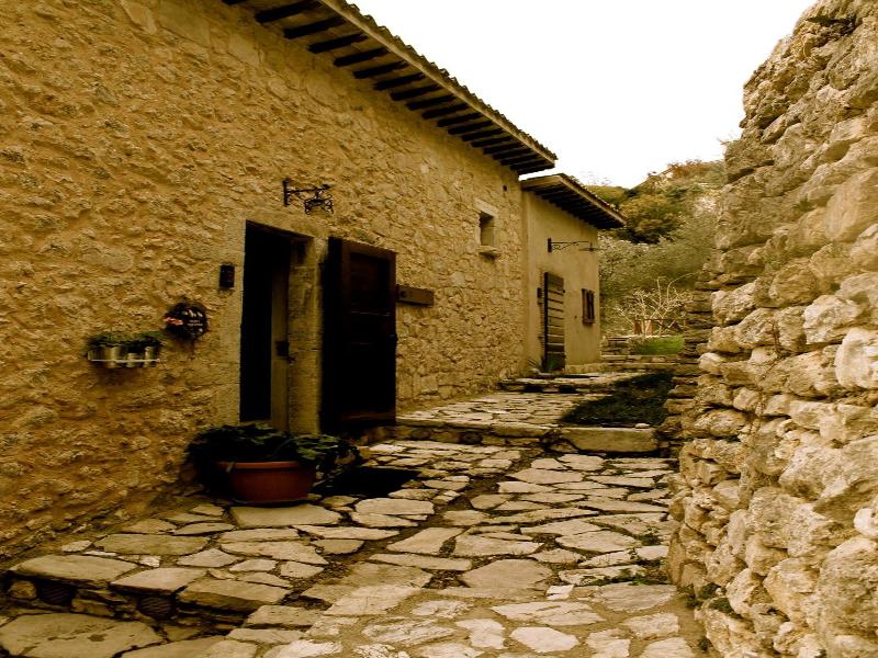 Guesthouse Runcini Dormire In Un Borgo Medievale image