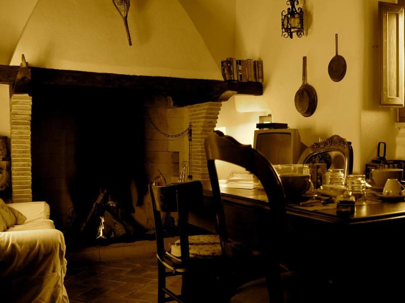 Guesthouse Runcini Dormire In Un Borgo Medievale image