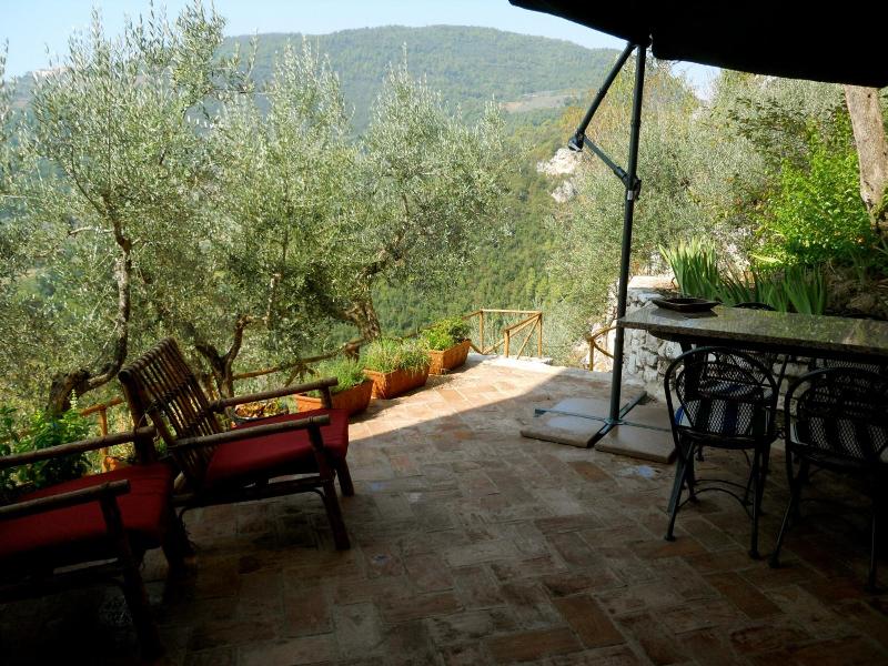 Guesthouse Runcini Dormire In Un Borgo Medievale image