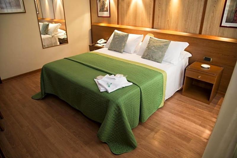 Hotel Motel Ovest image