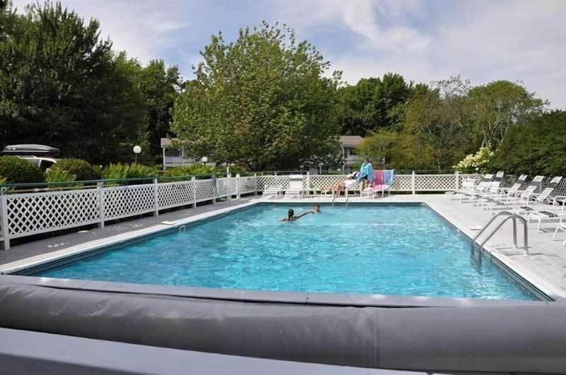 Cedar Crest Inn image