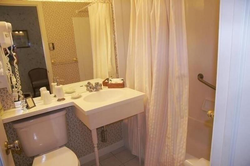 Cedar Crest Inn image