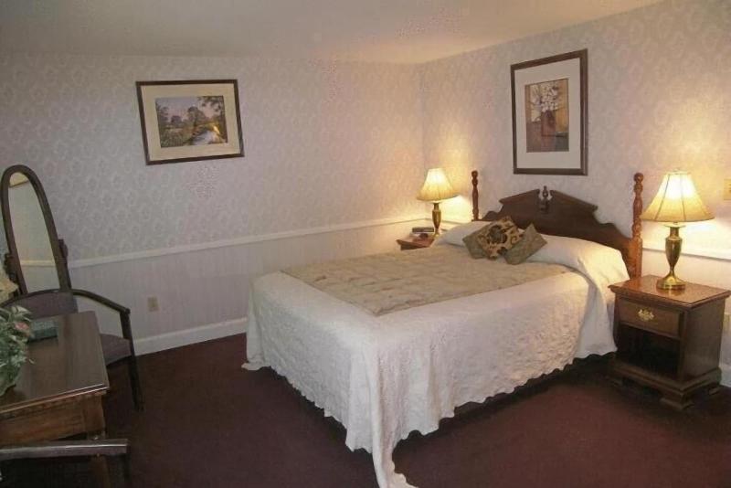 Cedar Crest Inn image