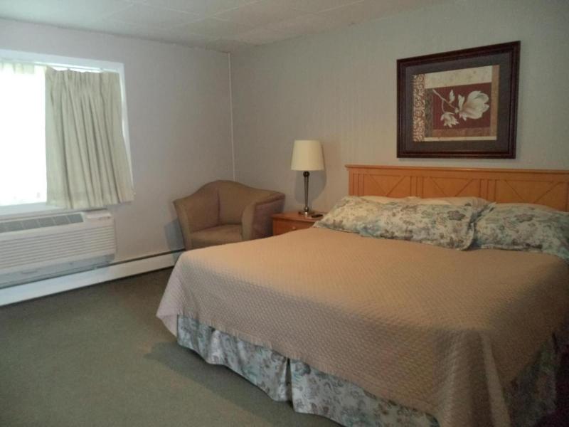Colonial Valley Motel image