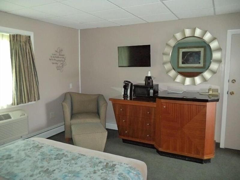 Colonial Valley Motel image