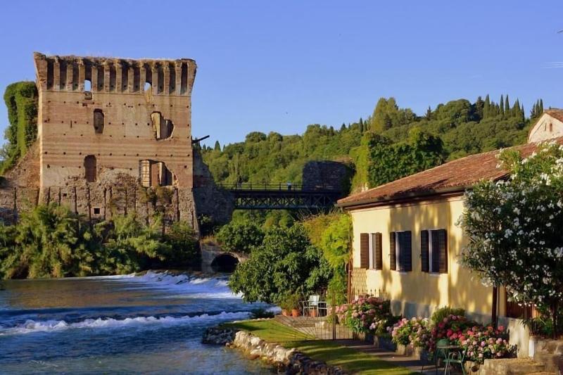 Le Finestre Su Borghetto image