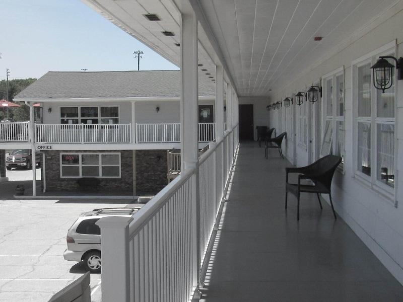 Brewer Motor Inn — exterior view