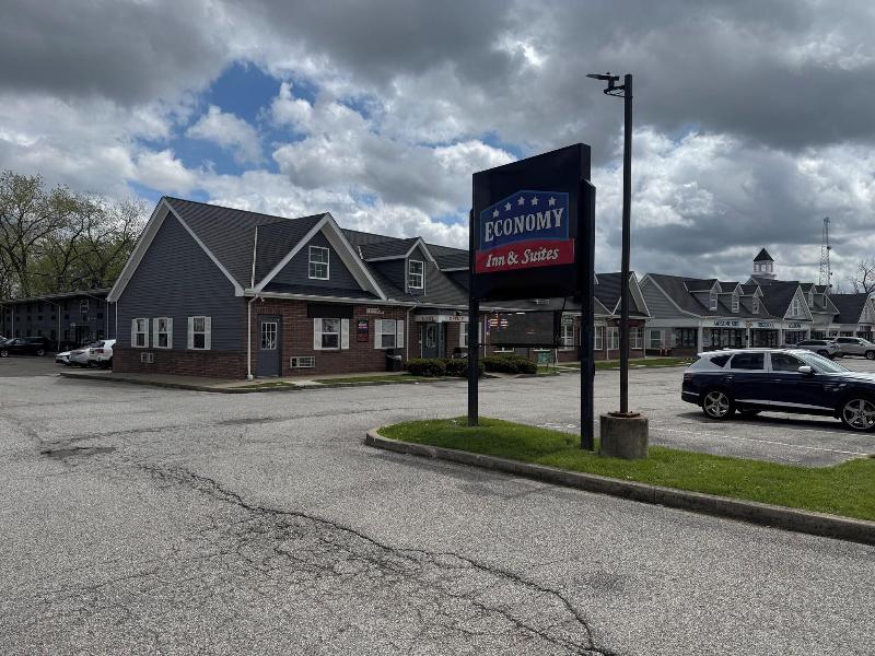 Economy Inn North Randall image