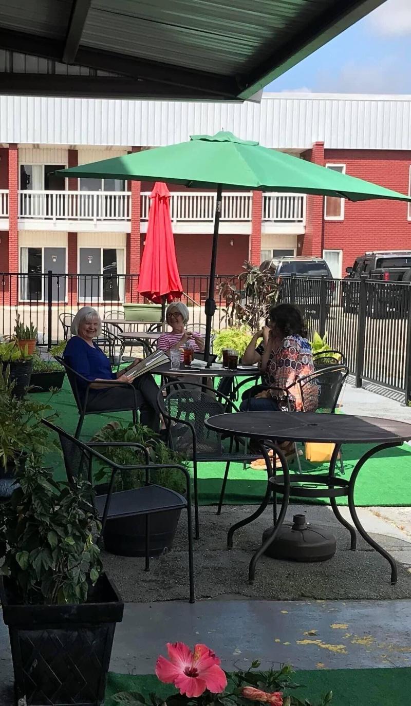 NOLA-GOULA Inns & Suites
