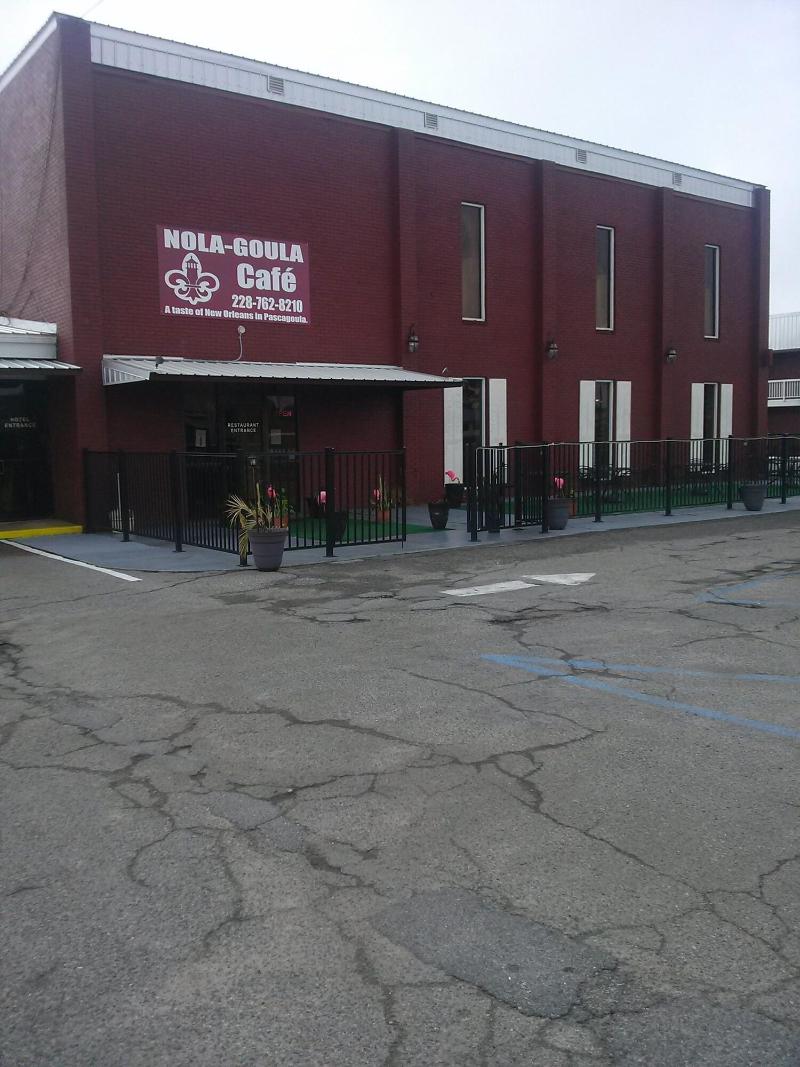 NOLA-GOULA Inns & Suites