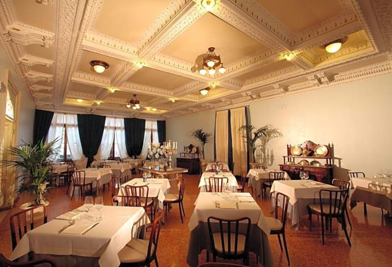 Hotel Croce Bianca image
