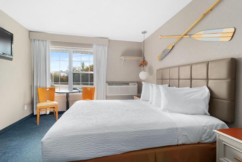 Clearwater Lakeshore Motel image