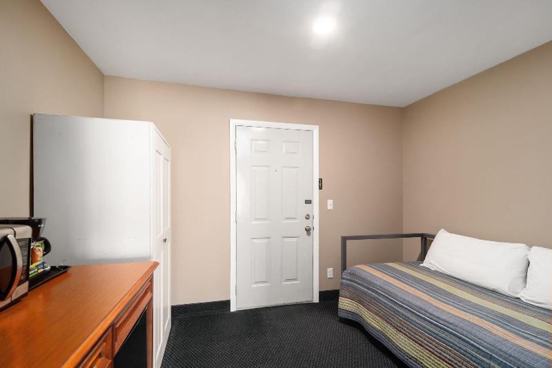 Clearwater Lakeshore Motel image