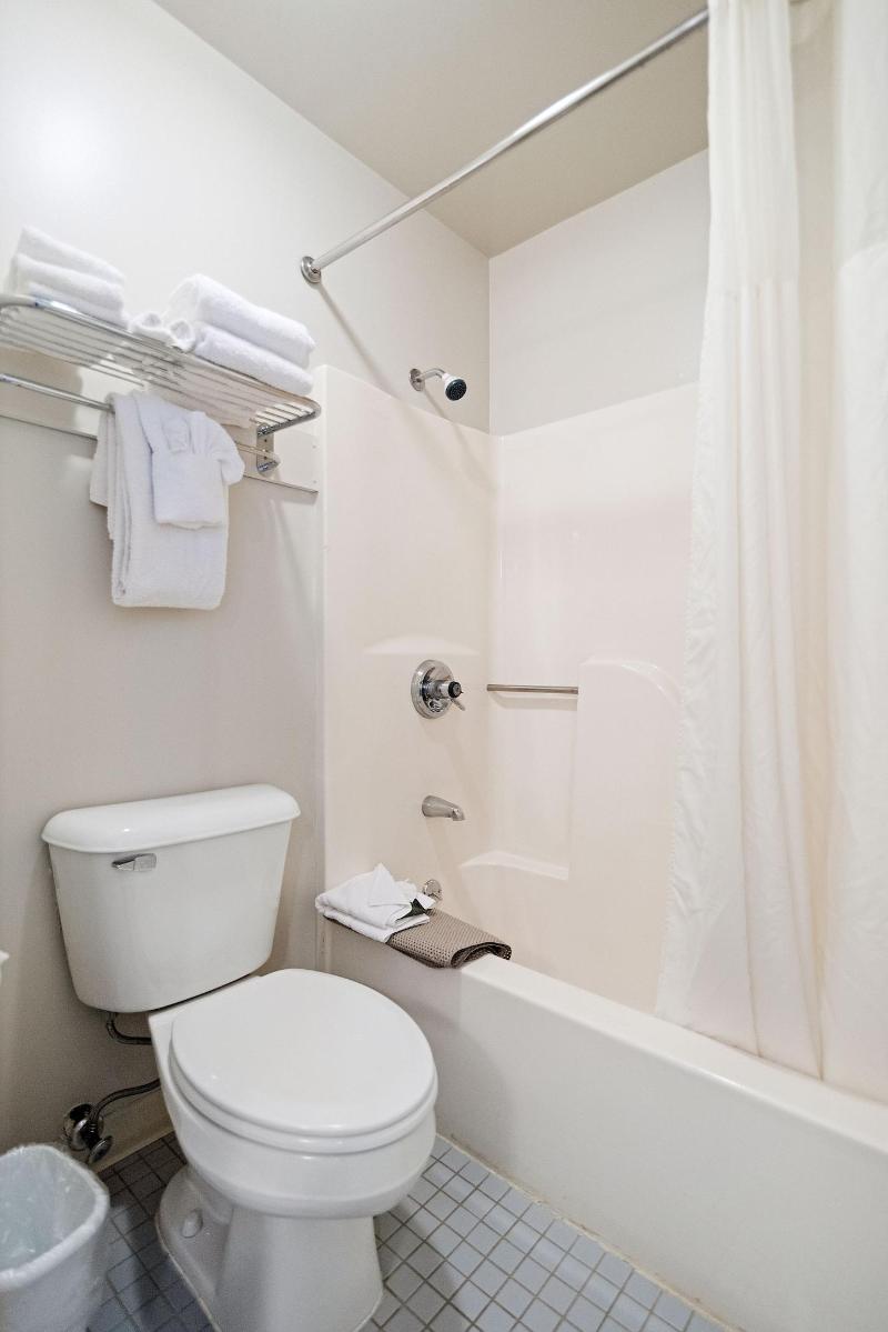 Clearwater Lakeshore Motel image