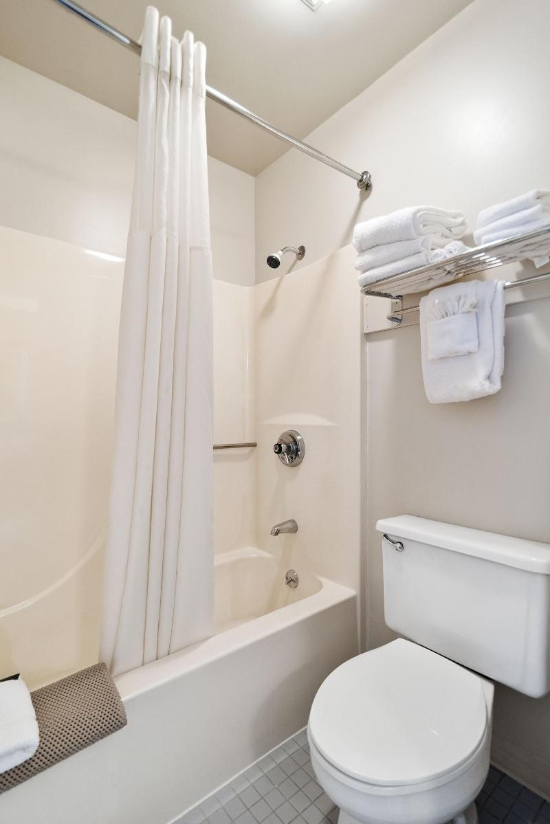 Clearwater Lakeshore Motel image