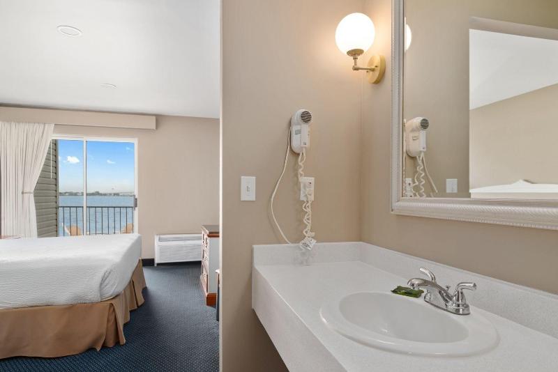Clearwater Lakeshore Motel image