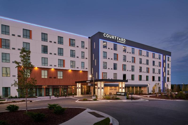 Courtyard By Marriott Petoskey At Victories Square image
