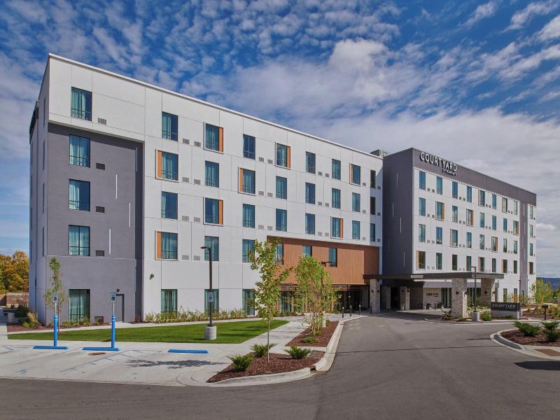 Courtyard By Marriott Petoskey At Victories Square image
