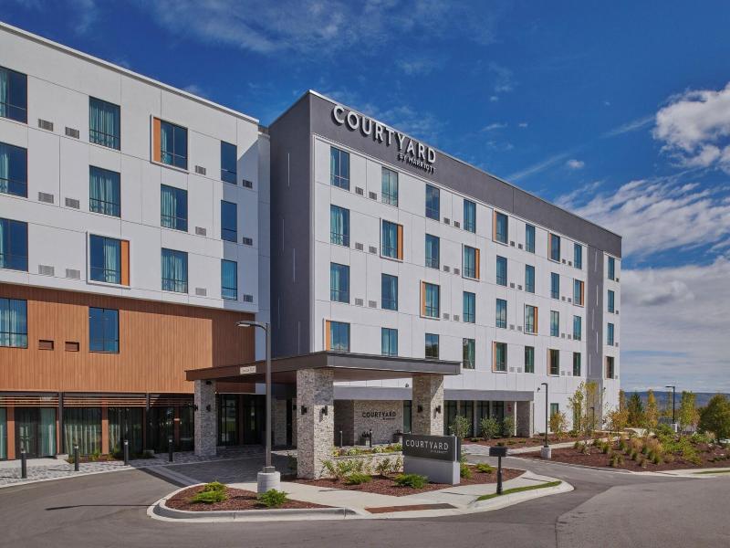Courtyard By Marriott Petoskey At Victories Square image