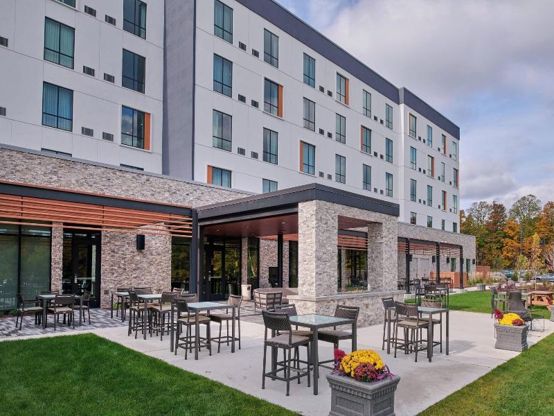 Courtyard By Marriott Petoskey At Victories Square image