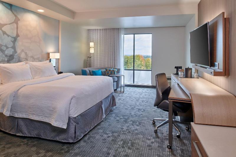 Courtyard By Marriott Petoskey At Victories Square image