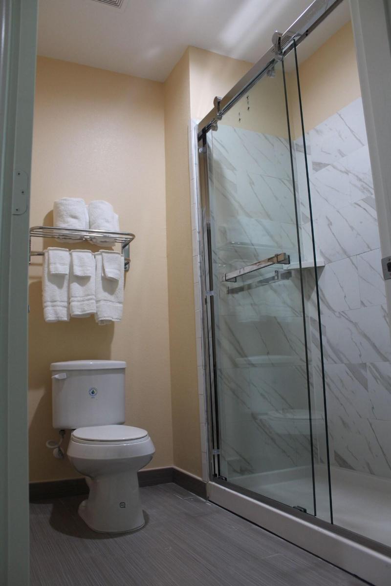 Express Inn & Suites - Bush Airport image