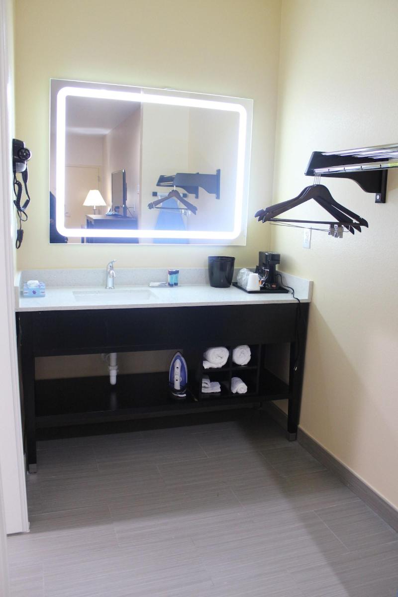 Express Inn & Suites - Bush Airport image