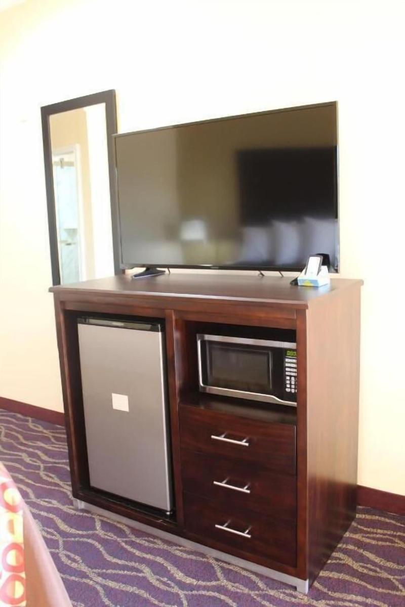 Express Inn & Suites - Bush Airport image
