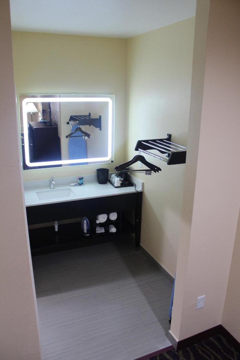 Express Inn & Suites - Bush Airport image