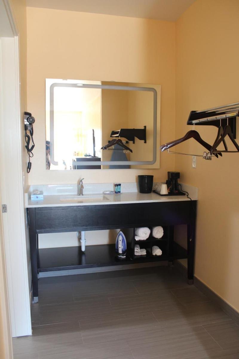 Express Inn & Suites - Bush Airport image