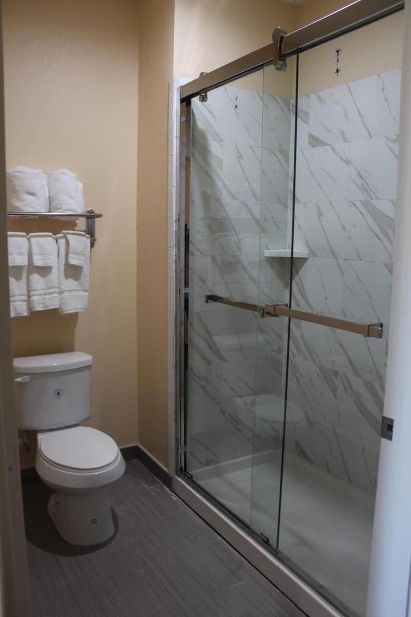 Express Inn & Suites - Bush Airport image