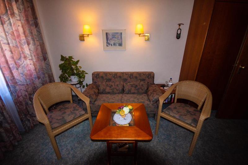 Hotel Restaurant Kaiserstuehler Hof image