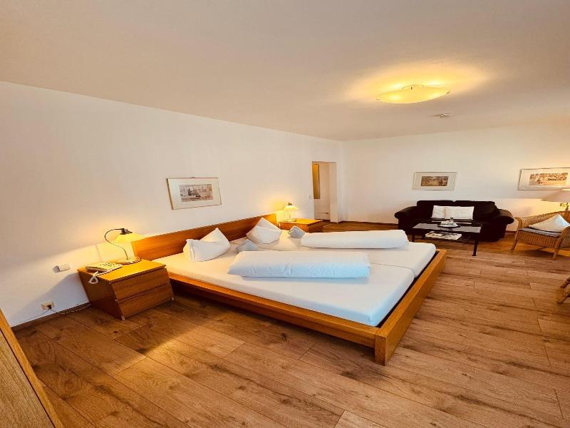 Hotel Restaurant Kaiserstuehler Hof image