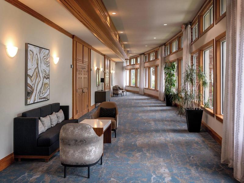 Delta Hotels By Marriott Huntington Mall image