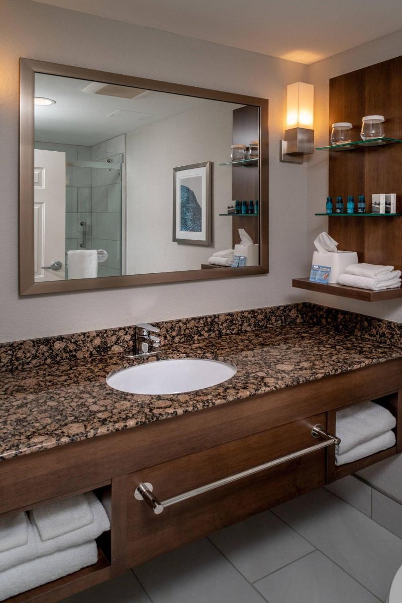 Delta Hotels By Marriott Huntington Mall image