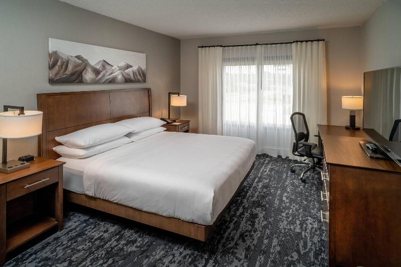 Delta Hotels By Marriott Huntington Mall image