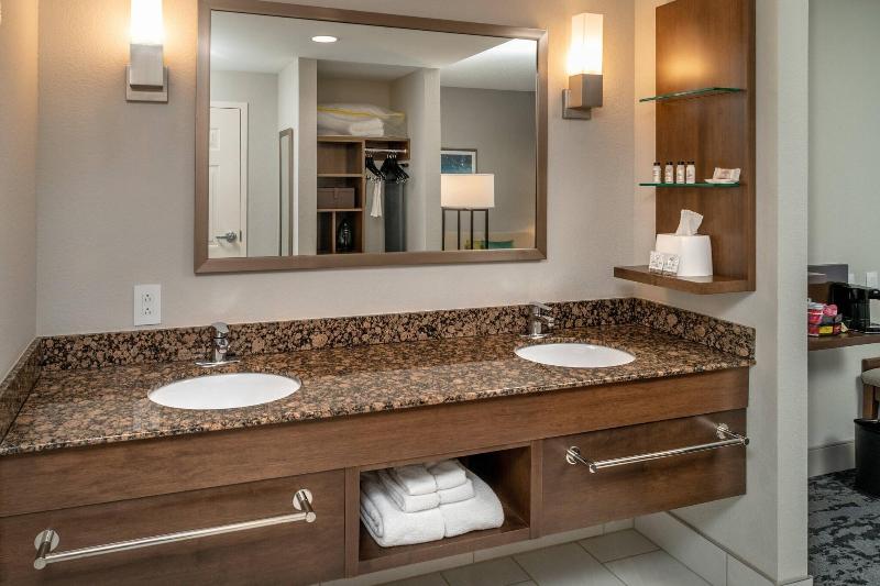Delta Hotels By Marriott Huntington Mall image