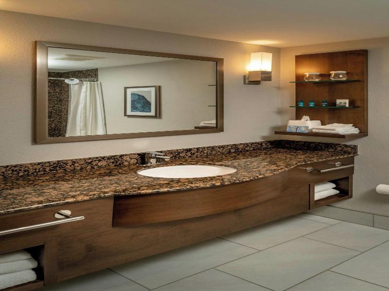Delta Hotels By Marriott Huntington Mall image